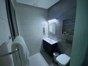 科威特Saray Prime Suites的带水槽和马桶的白色浴室 更多19张照片