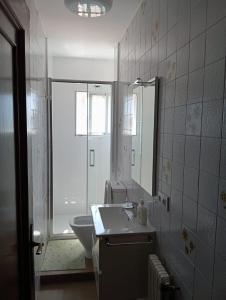 Ένα μπάνιο στο Apartamento 1 en Combarro , próximo a Sanxenxo +18 φωτογραφίες