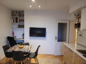 Kuchyň nebo kuchyňský kout v ubytování APARTMANI Emerald Dream