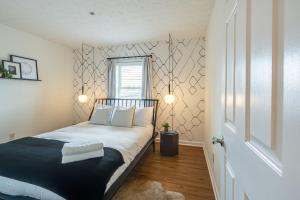 una camera da letto con un letto con lenzuola bianche e una finestra di Nashville - 1808 State St #208 a Nashville