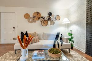 un soggiorno con divano e orologi appesi al muro di Nashville - 1808 State St #208 a Nashville