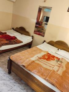 Postel nebo postele na pokoji v ubytování NKF Residency mysuru