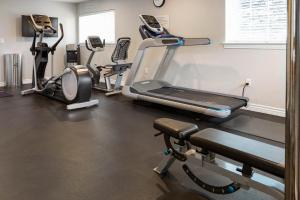 - une salle de sport avec des appareils de cardio-training et un tapis de course dans l'établissement WorldMark Midway, à Midway