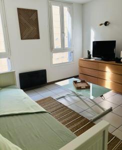 una camera da letto con un letto e un tavolo di vetro di Lou pitcho apartament ad Avignone