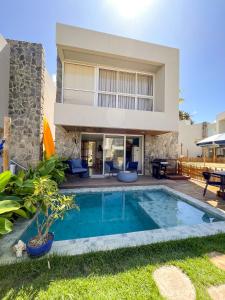 Πισίνα στο ή κοντά στο Casa Boho-Rota dos Milagres-Condomínio pé na areia