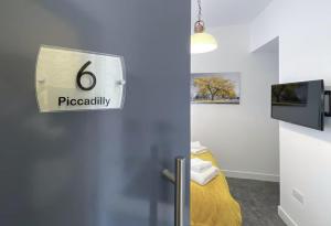 TV a/nebo společenská místnost v ubytování Piccadilly by Pureserviced + 6 fotografií