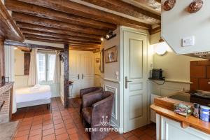 Sala de estar con cocina y dormitorio en Les Colombages - studio ON the port of Honfleur - nice view, en Honfleur 4 fotos más