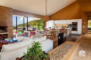 CundinamarcaTopSpot with Super View in the Guasca Mountains的一间带白色沙发的客厅和一间厨房
