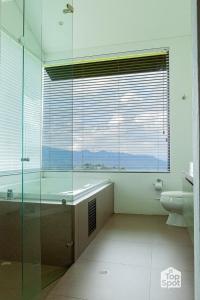 CundinamarcaTopSpot with Super View in the Guasca Mountains的带玻璃淋浴和水槽的浴室 更多36张照片