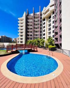 PampatarにあるExcelente full Equipado para 6 personasのいくつかの建物の前にある大きなプール