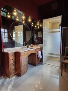 a bathroom with a sink and a large mirror at Chalet Tucumán in Bahía Blanca