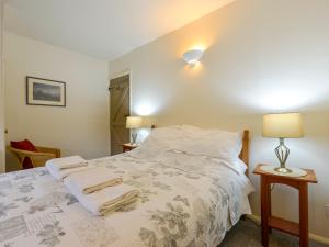 ein Schlafzimmer mit einem Bett mit zwei Handtüchern darauf in der Unterkunft Churchgate Cottage in Bodmin