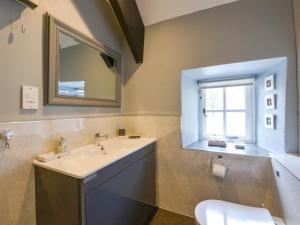 ein Badezimmer mit Waschbecken, Spiegel und Toilette in der Unterkunft Churchgate Cottage in Bodmin + 10 Fotos