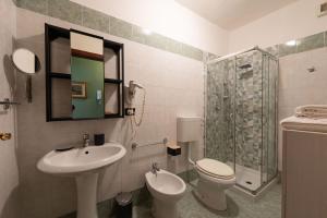 A bathroom at Kalamarina Rooms