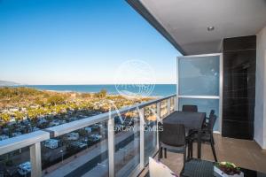 ein Balkon mit Tisch und Meerblick in der Unterkunft Casa Esona Ivan Luxury Homes 9ªPlta Norte 1ªLinea in Oropesa del Mar