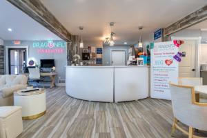 a store with a counter and chairs in a room at Dragonfly Inn & Suites in Hastings
