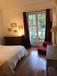 Ένα ή περισσότερα κρεβάτια σε δωμάτιο στο Maison region Fontainebleau pool sauna river