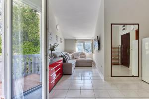 un salon avec un canapé et une porte coulissante en verre dans l'établissement Helena Apartmani, à Kotor 20 autres photos