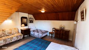 Un dormitorio con dos camas y un sofá y una mesa. en Maison Martha, en Bangor 14 fotos más