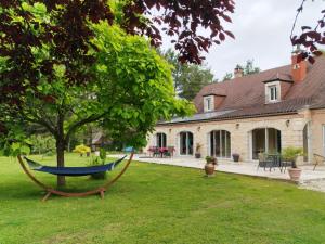 a hammock in the yard of a house at Domaine de Lithos in Fossemagne