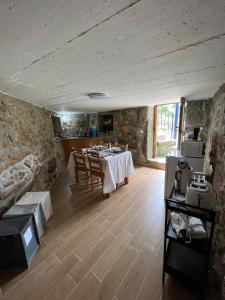 a kitchen and dining room with a table in a house at CASA DE CAMPO BENFEITO in Campo Benfeito