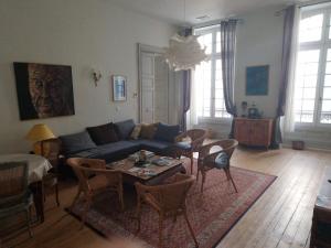 un soggiorno con un divano e un tavolo di Charming apartment - Lectoure - gers a Lectoure