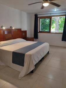 Voodi või voodid majutusasutuse Hotel Puerta Chichen toas