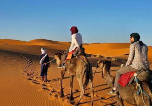 Επισκέπτες που μένουν στο Merzouga Dunes Camp