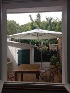 Balkón nebo terasa v ubytování Comfortable house 10 minutes from the sea