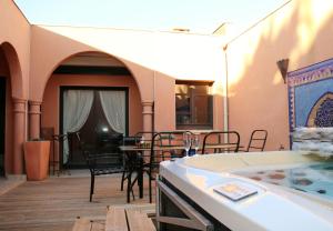 ภาพในคลังภาพของ Chambre Taza, Riad 1 Couple only au village naturiste ในกัปดากด์