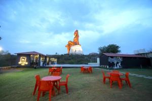 Shiv Ashray Resort外面的花园