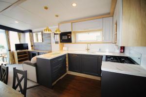 Kuchyň nebo kuchyňský kout v ubytování Lydstep Beach Village - 38 Gardens