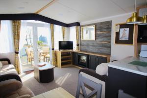 TV a/nebo společenská místnost v ubytování Lydstep Beach Village - 38 Gardens