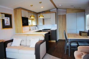 Kuchyň nebo kuchyňský kout v ubytování Lydstep Beach Village - 38 Gardens + 4 fotografie