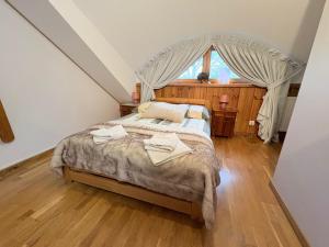 a bedroom with a bed and a window at Dębowa Dziupla in Białowieża