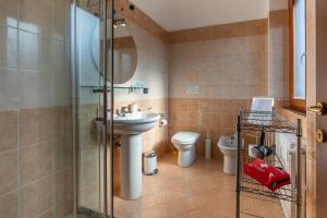 un bagno con lavandino e WC di La Tana di Mart - Zona Navigli - Vicino Metro a Milano