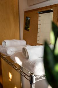 un portasciugamani con asciugamani in bagno di La Tana di Mart - Zona Navigli - Vicino Metro a Milano