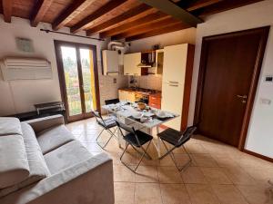 a living room with a couch and a table with chairs at Casa Lupo - Appartamento completo in Formigine