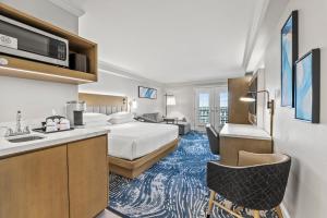 a hotel room with a king bed and a kitchen at Crowne Plaza Orlando-Downtown by IHG in Orlando
