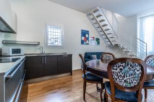 a kitchen and dining room with a table and chairs at Casa Fossato in Bologna
