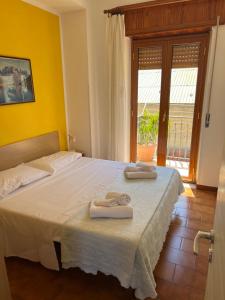 A bed or beds in a room at Appartamento Vacanza Gioiosamare