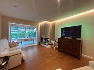 TV a/nebo společenská místnost v ubytování Exclusive Villa with Pool - Il Paradiso in Terra