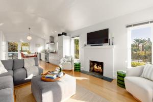 Χώρος καθιστικού στο ENC-1035 - Charming Coastal Cottage