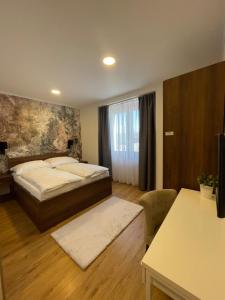 维斯普雷姆CORNER Vendégház的一间卧室配有一张床,另一间卧室配有桌子