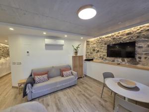 a living room with a couch and a table at El patio, apartamento en casco histórico con vistas a la iglesia in Castro-Urdiales