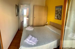 A bed or beds in a room at Appartamento Vacanza Gioiosamare
