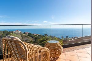 ein Balkon mit Blick auf das Meer in der Unterkunft Radiantescapadela in Estreito da Calheta
