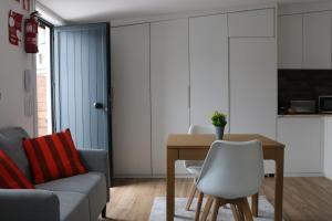 a living room with a table and a couch at 9 min Metro to Downtown -Remote working - Free Parking in Porto