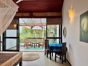 Swastha Ayurveda Villa في هيكادوا: غرفة طعام بها طاولة وكراسي