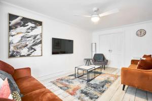 TV a/nebo společenská místnost v ubytování Host & Stay - Hazelnut House